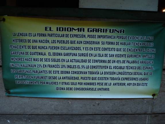 No parque Siete Altares, informações sobre a língua garifuna, em Livingston, no litoral da Guatemala